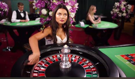 Roulette croupier in het casino
